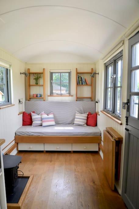 The Shepherd'S Hut @ Chichester Cottage Eksteriør billede